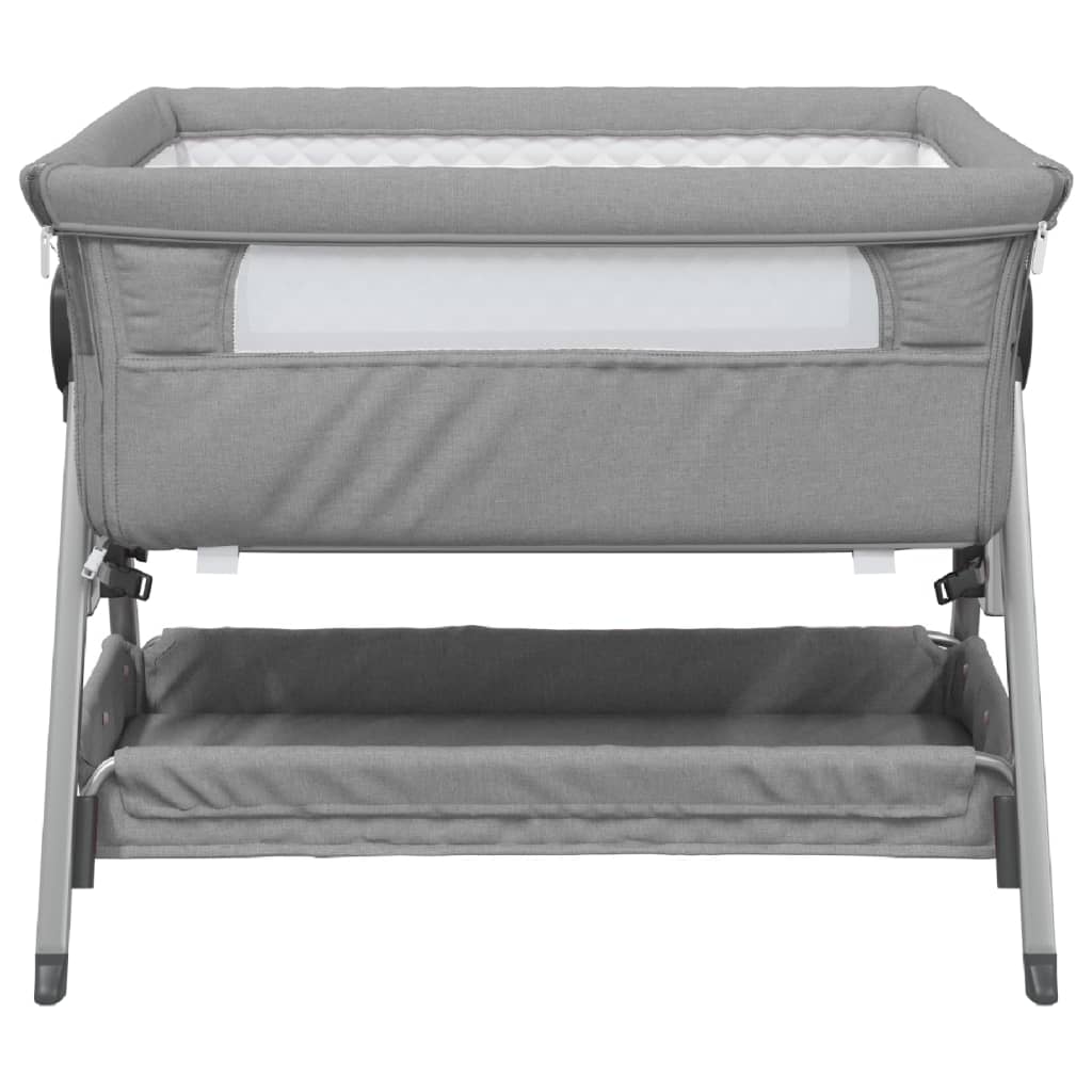 Lit bébé avec linge de matelas